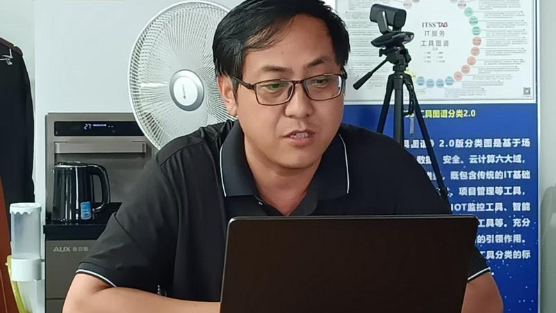 选择IT运维外包服务商时，企业需要关注以下几个方面：